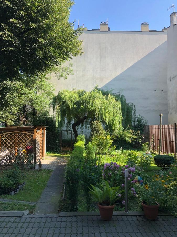 Studio Z Ogrodem Przy Starej Zajezdni Cracóvia Exterior foto
